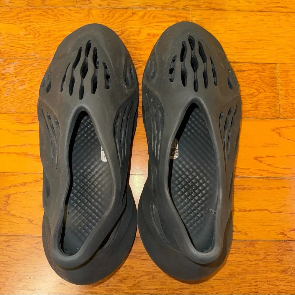 Adidas Yeezy foam RNR in carbon gray men’s 9
